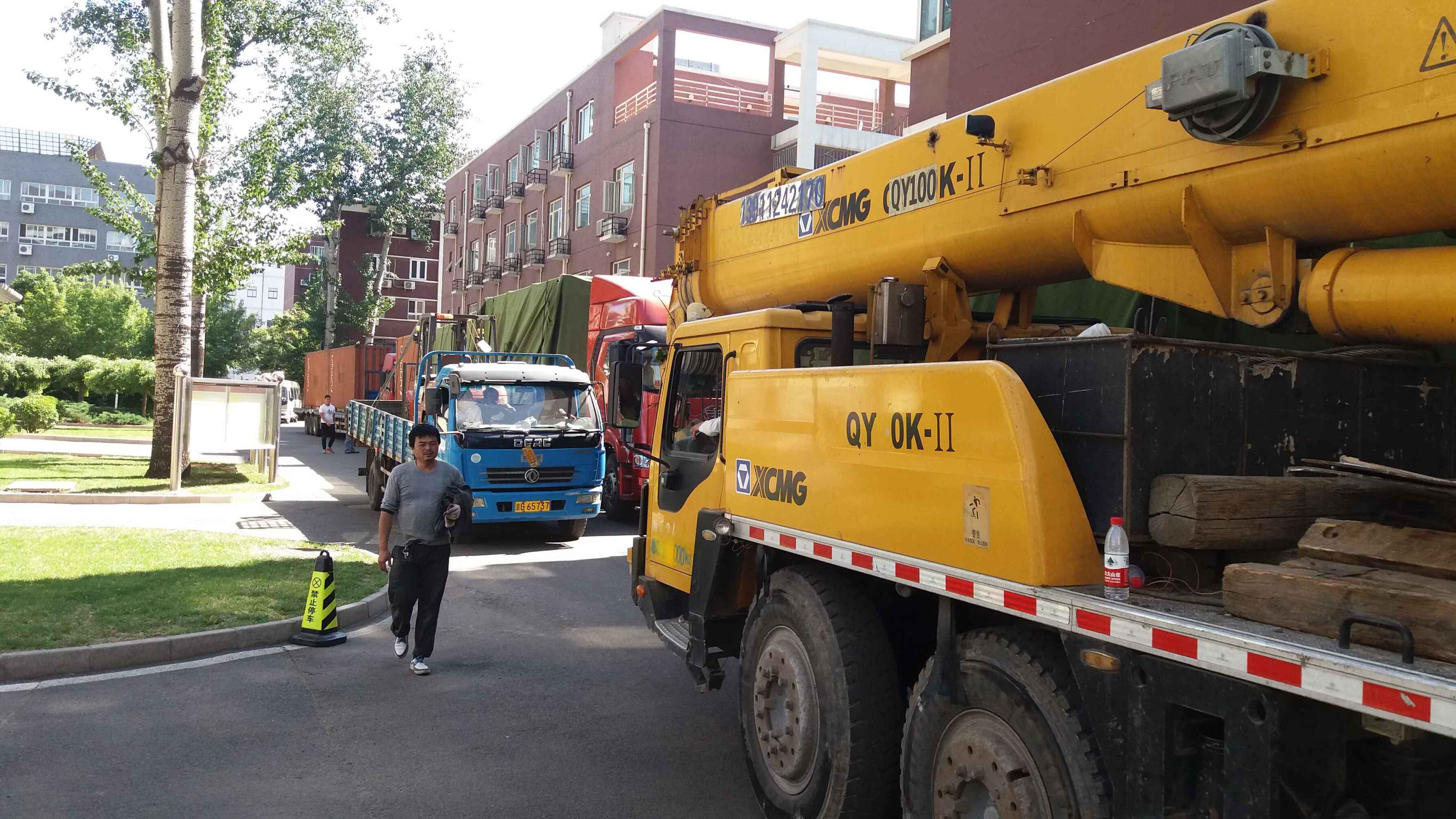 北京吊裝公司起重機(jī)進(jìn)場